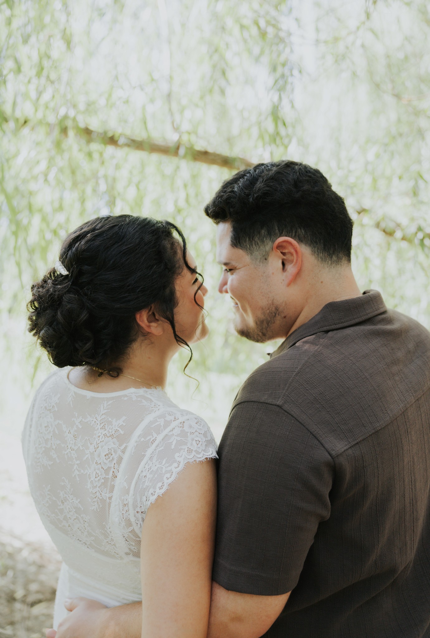 Karen and Pablo together beneath a willow tree